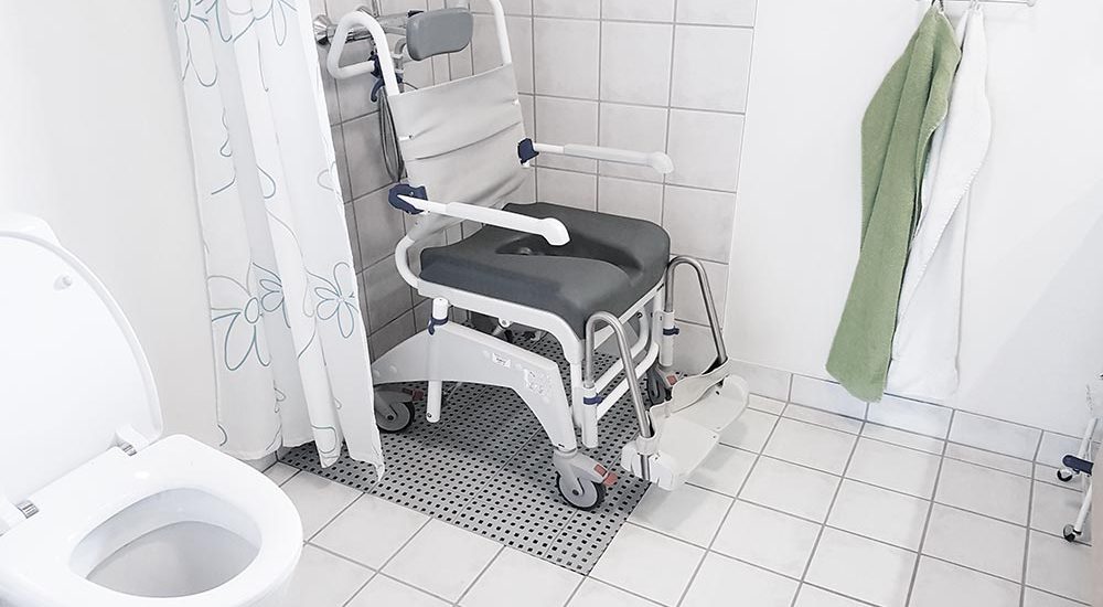 Hævning af bruseniche gulv til den eksiterende badeværelsegulv til lettere tilgængelighed til bad