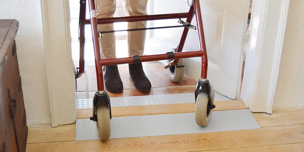 Dørtrinsrampe til kørestolder øger tilgængeligheden i hjemmet med Quickrampe